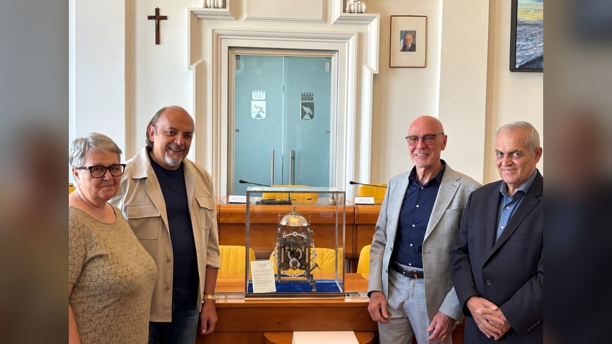 Monfalcone, al Municipio arriva il "Combo 2026": Giorgio Iuretta dona un orologio da 875 pezzi - 