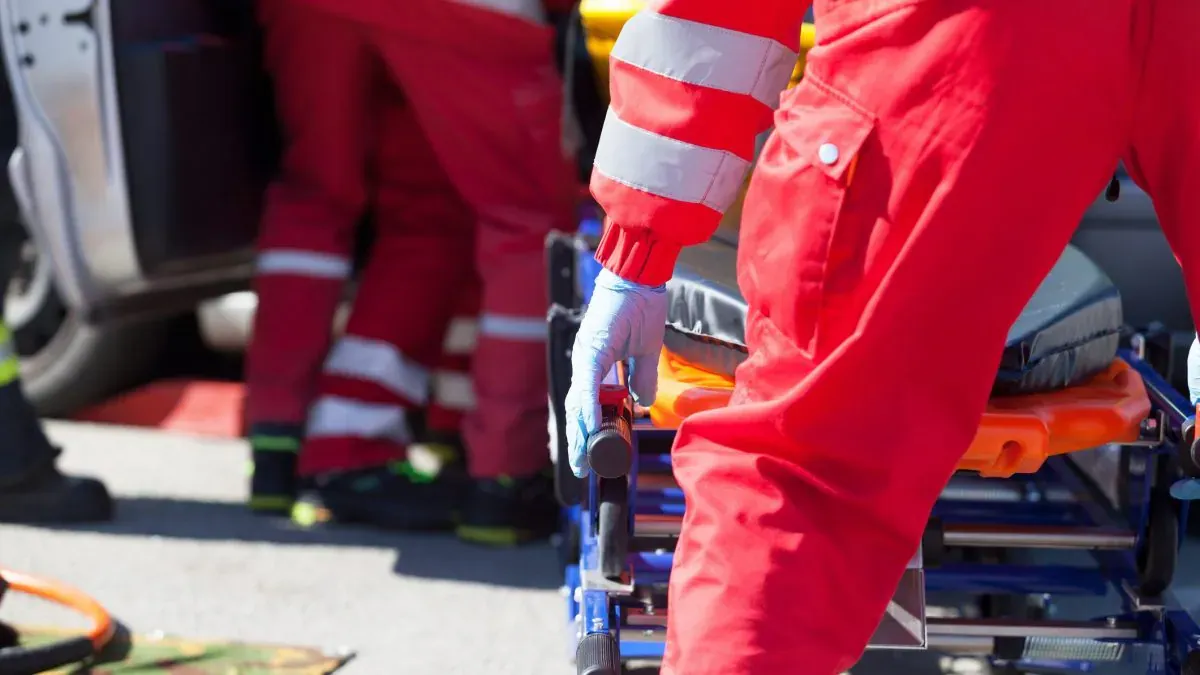 Il cestello tocca un cavo elettrico: folgorato un operaio 43enne di Muzzana del Turgnano - 