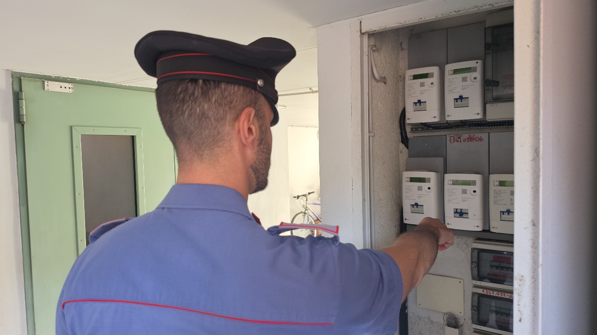 Contatore manomesso, oltre 11mila kWh prelevati: denunce anche per auto rubata e alcol - 