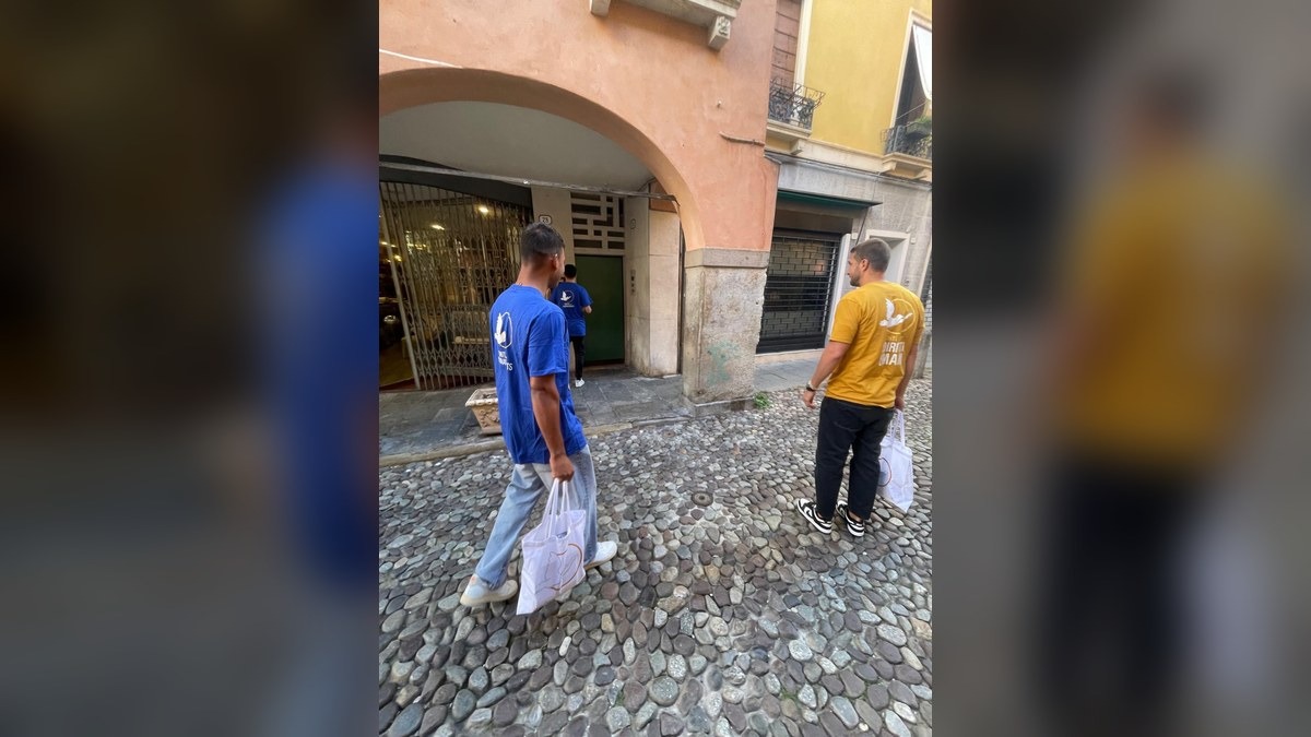 Padova, i volontari distribuiscono opuscoli sui diritti umani nel centro città - 