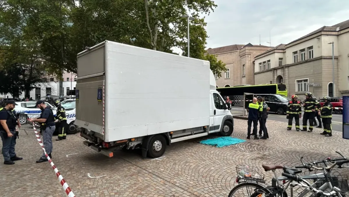 Sfugge alla mamma mentre salgono sul bus: bimba di 5 anni investita da un furgone - 