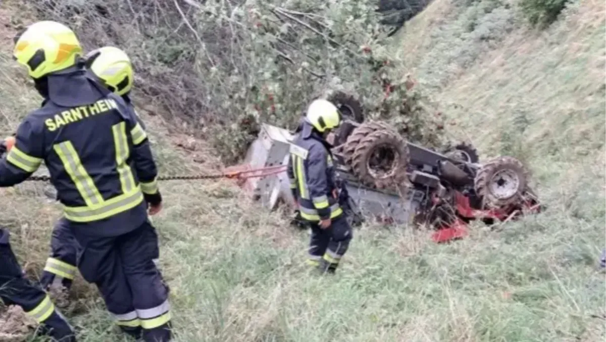 Alla guida del trattore, poi la tragedia: contadino muore sotto il mezzo capovolto - Le immagini dei VVF di Sarentino
