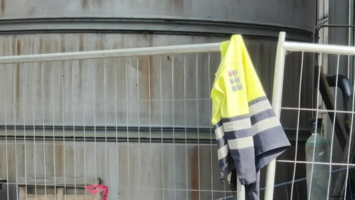 Materiale cade dall’alto e lo colpisce alla testa: operaio in codice rosso - 
