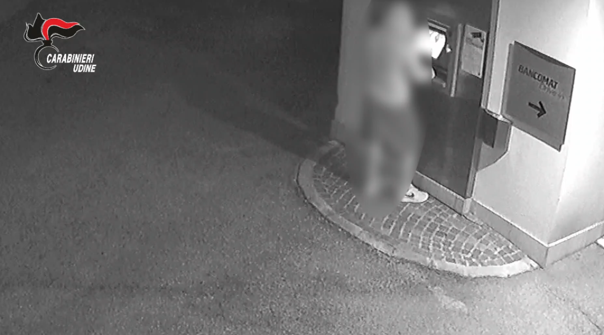 Arrivano per montare il climatizzatore in casa, poi la scoperta: bancomat e PIN spariti | VIDEO - 