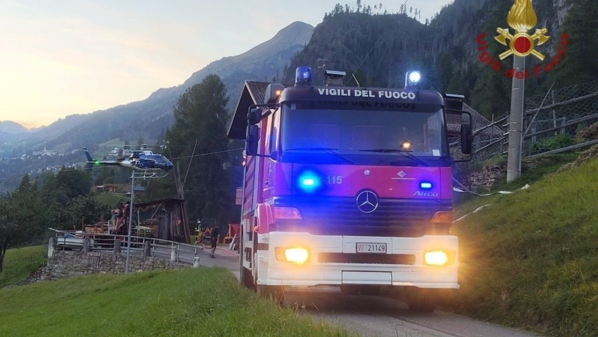 Incendio nei boschi di Colle Santa Lucia, a Rucavà si continua a lavorare anche dall’alto - 