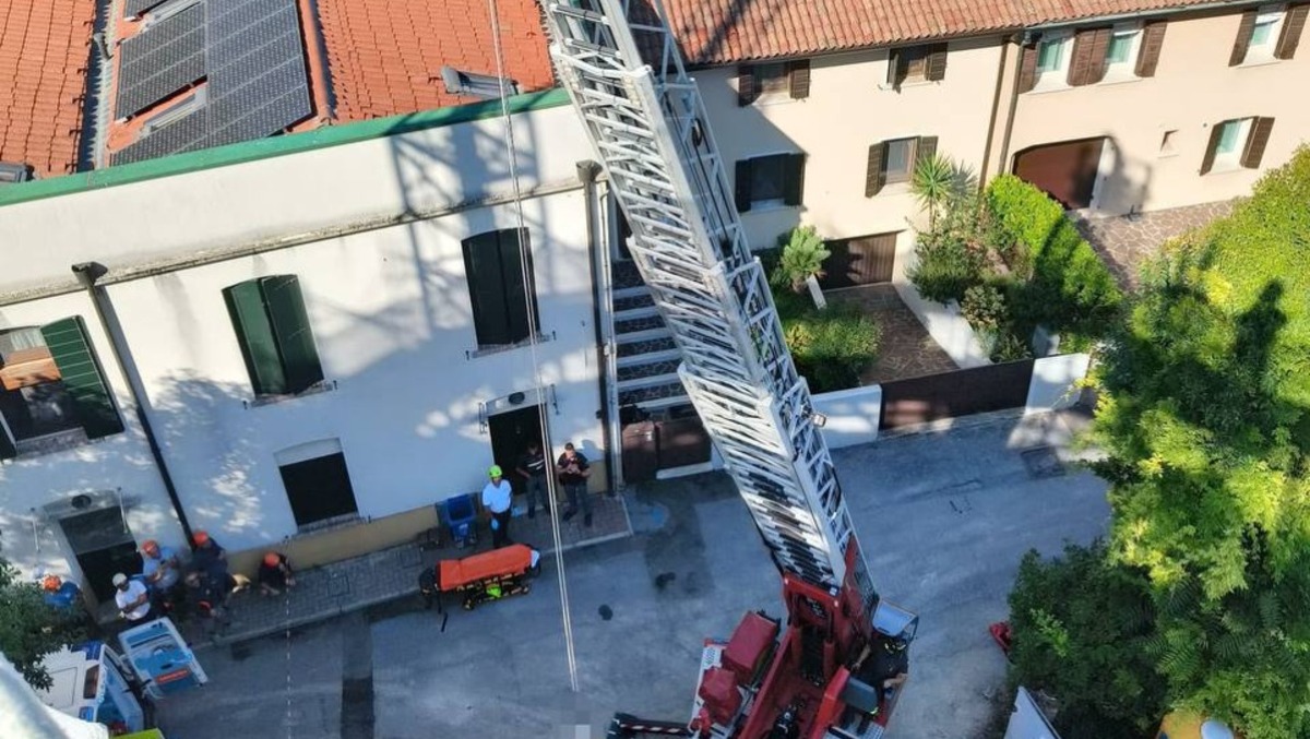 Treviso, incidente in cantiere in via Lorenzo Lotto: operaio soccorso dopo una caduta dal quarto piano - 