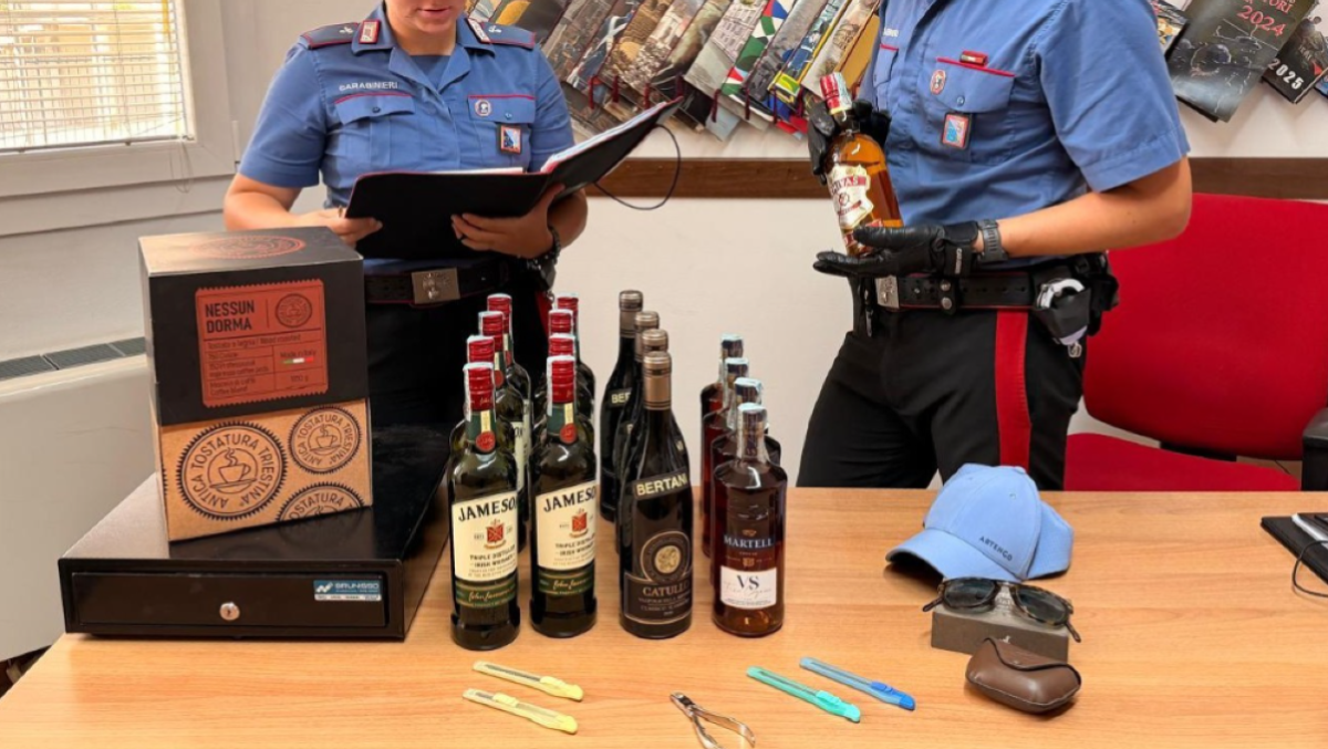 Aviano, liquori rubati al supermercato: nell’auto spuntano altre bottiglie e arnesi da scasso - 