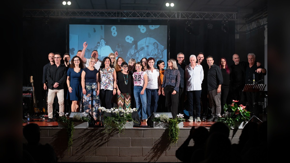 A Morsano il festival ritrova le sue radici: palazzetto pieno per l’omaggio musicale ai Sessanta - 