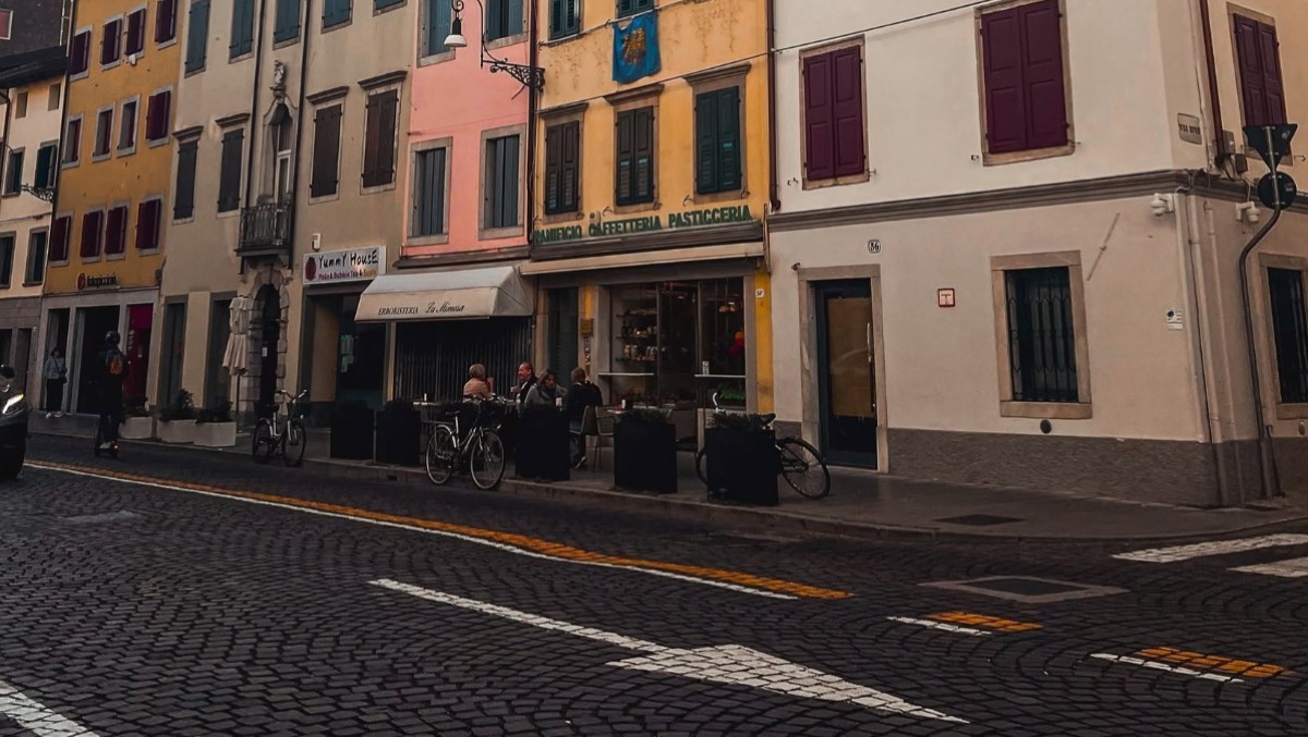 Udine, via Poscolle presidiata nel pomeriggio: fermata una 50enne con un’ascia - 