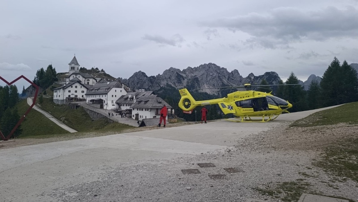 Tarvisio, cade lungo i gradini dietro il santuario: 63enne friulano portato a Udine in elicottero