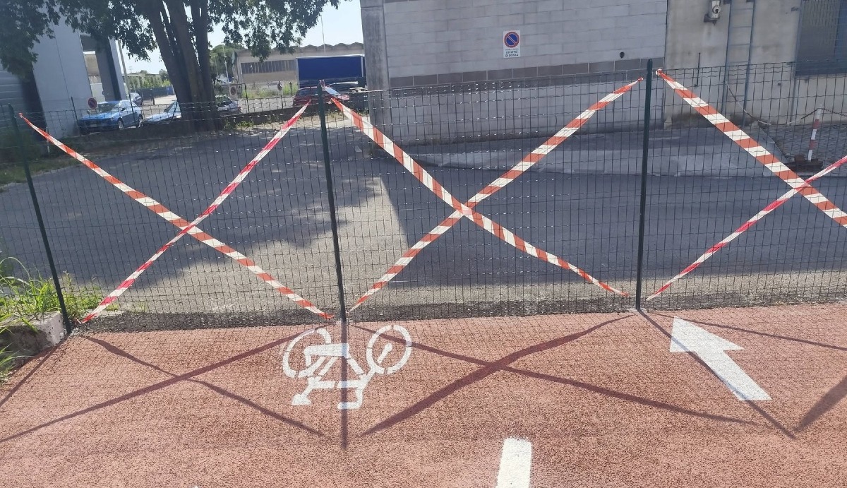 Ronchi, la ciclabile per l’aeroporto finisce contro una recinzione: il caso arriva in Regione - 