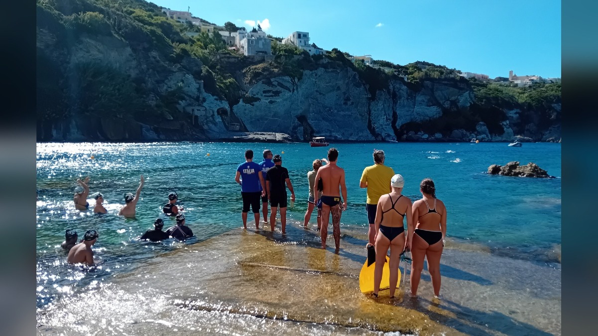 Ponza premia i friulani: l’Unione Nuoto Friuli conquista la staffetta di nuoto pinnato - 