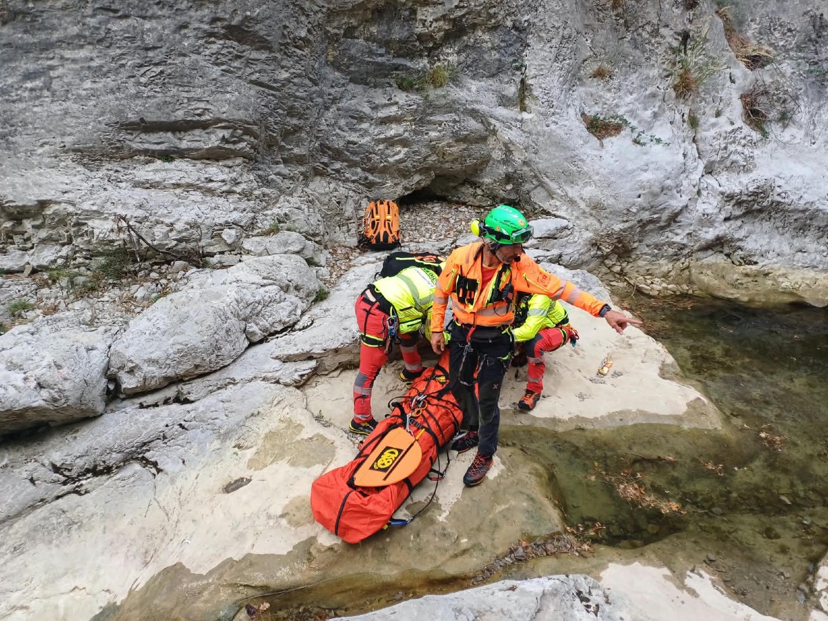 SOCCORSO IN VAL ROSANDRA UN GIOVANE CADUTO DA QUATTRO METRI