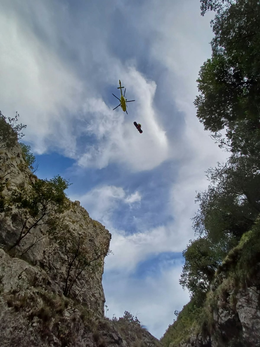 SOCCORSO IN VAL ROSANDRA UN GIOVANE CADUTO DA QUATTRO METRI