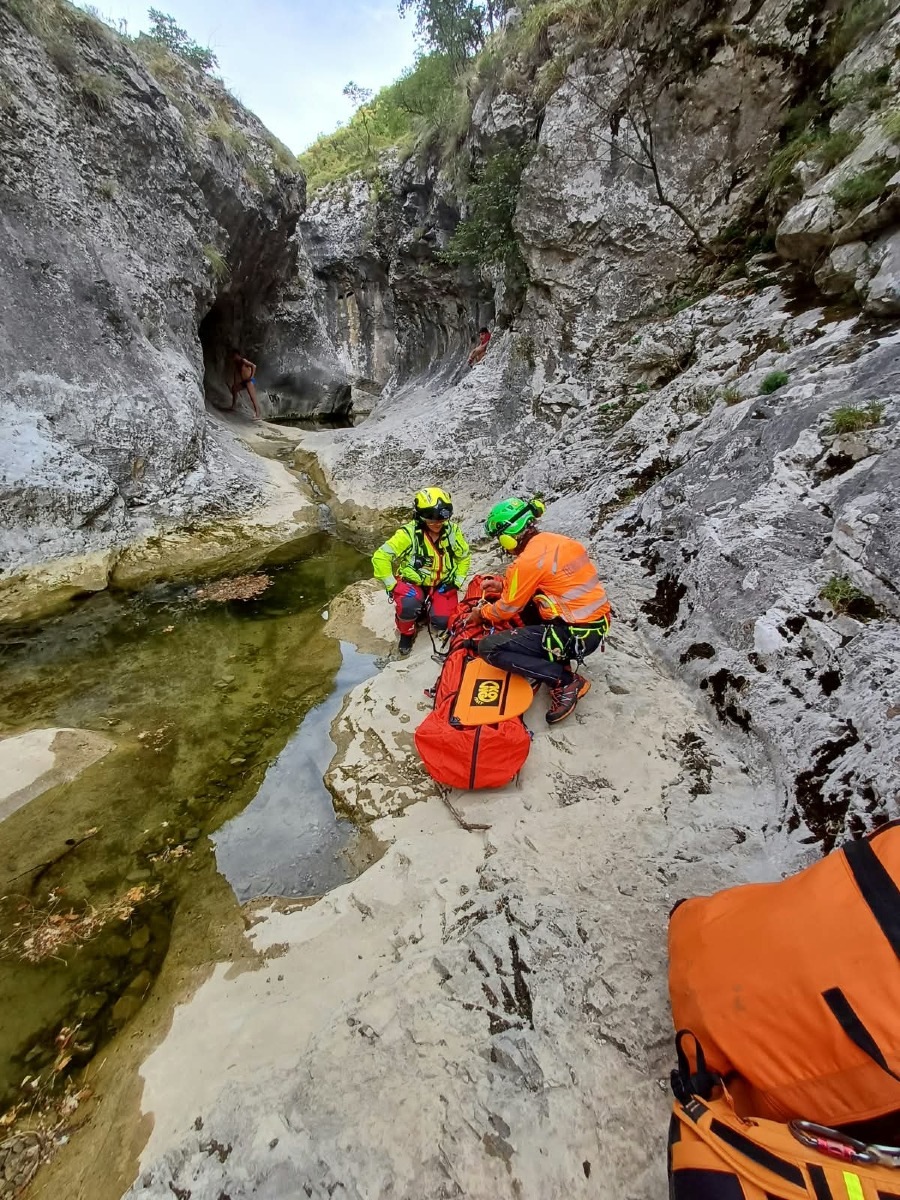 SOCCORSO IN VAL ROSANDRA UN GIOVANE CADUTO DA QUATTRO METRI