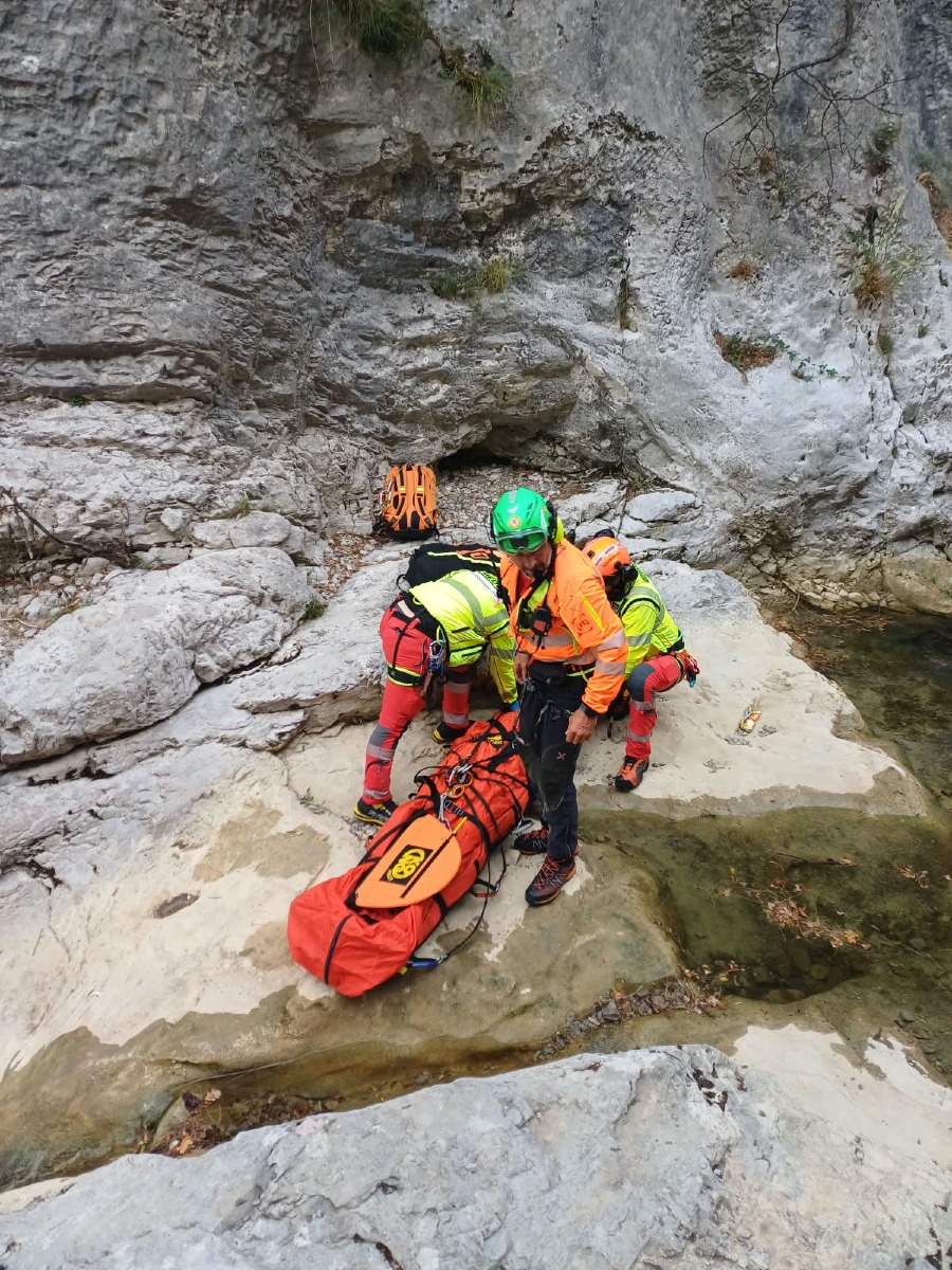 SOCCORSO IN VAL ROSANDRA UN GIOVANE CADUTO DA QUATTRO METRI