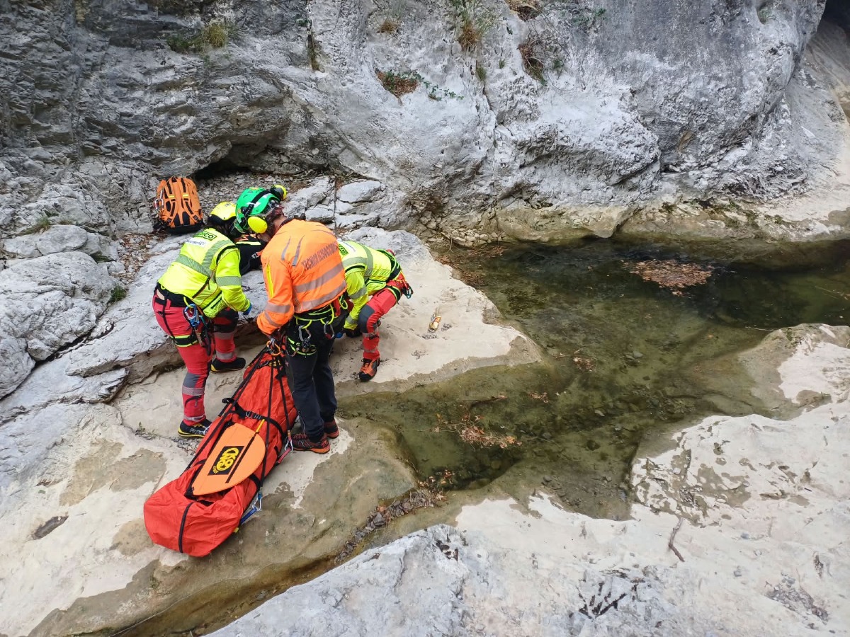 SOCCORSO IN VAL ROSANDRA UN GIOVANE CADUTO DA QUATTRO METRI