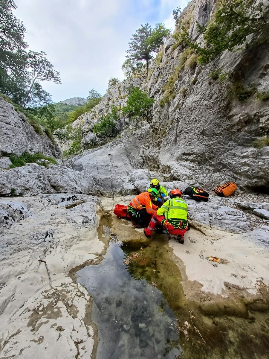 SOCCORSO IN VAL ROSANDRA UN GIOVANE CADUTO DA QUATTRO METRI