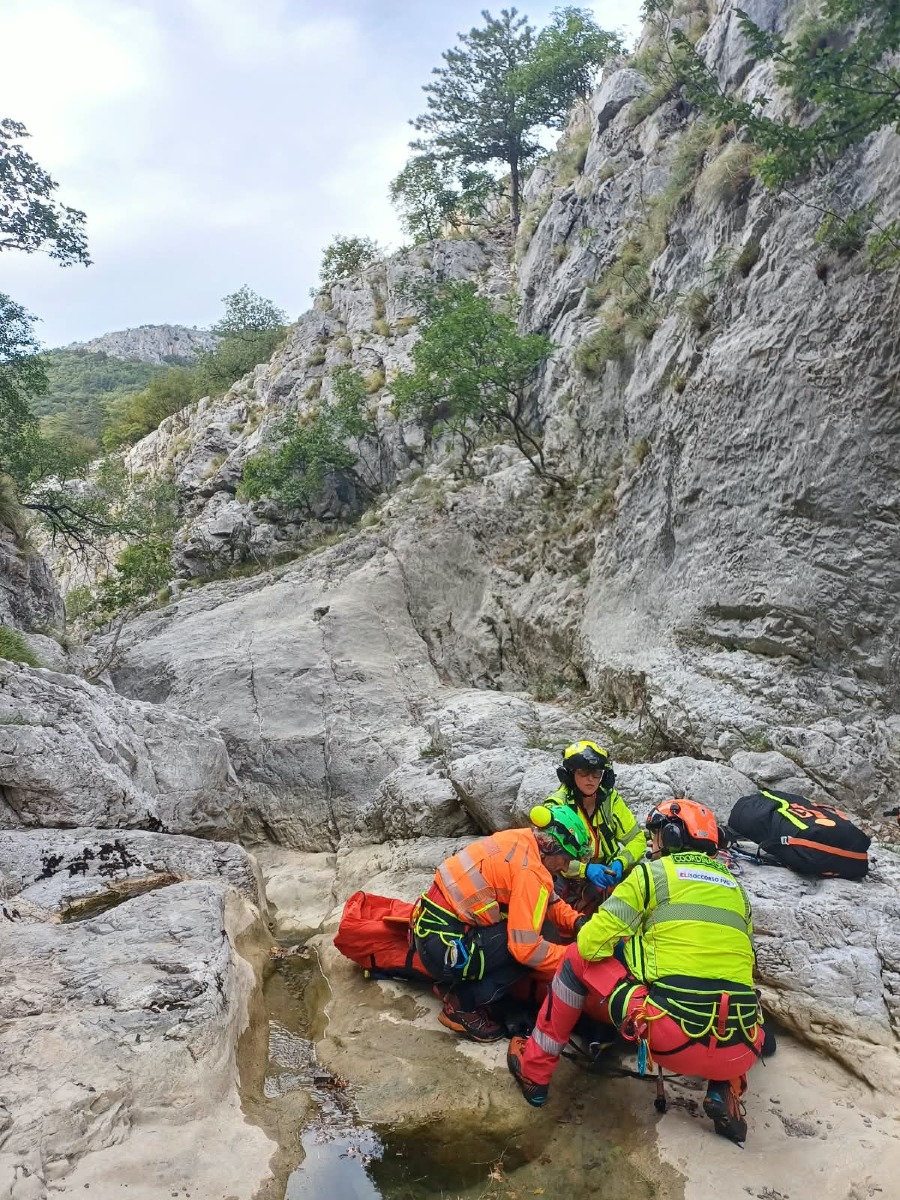 SOCCORSO IN VAL ROSANDRA UN GIOVANE CADUTO DA QUATTRO METRI
