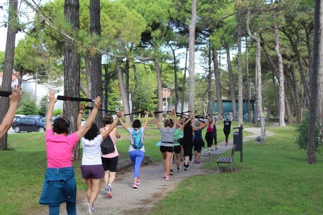 Lignano Pineta, estate 2026 all’aria aperta: 550 presenze per lo yoga e 215 per water