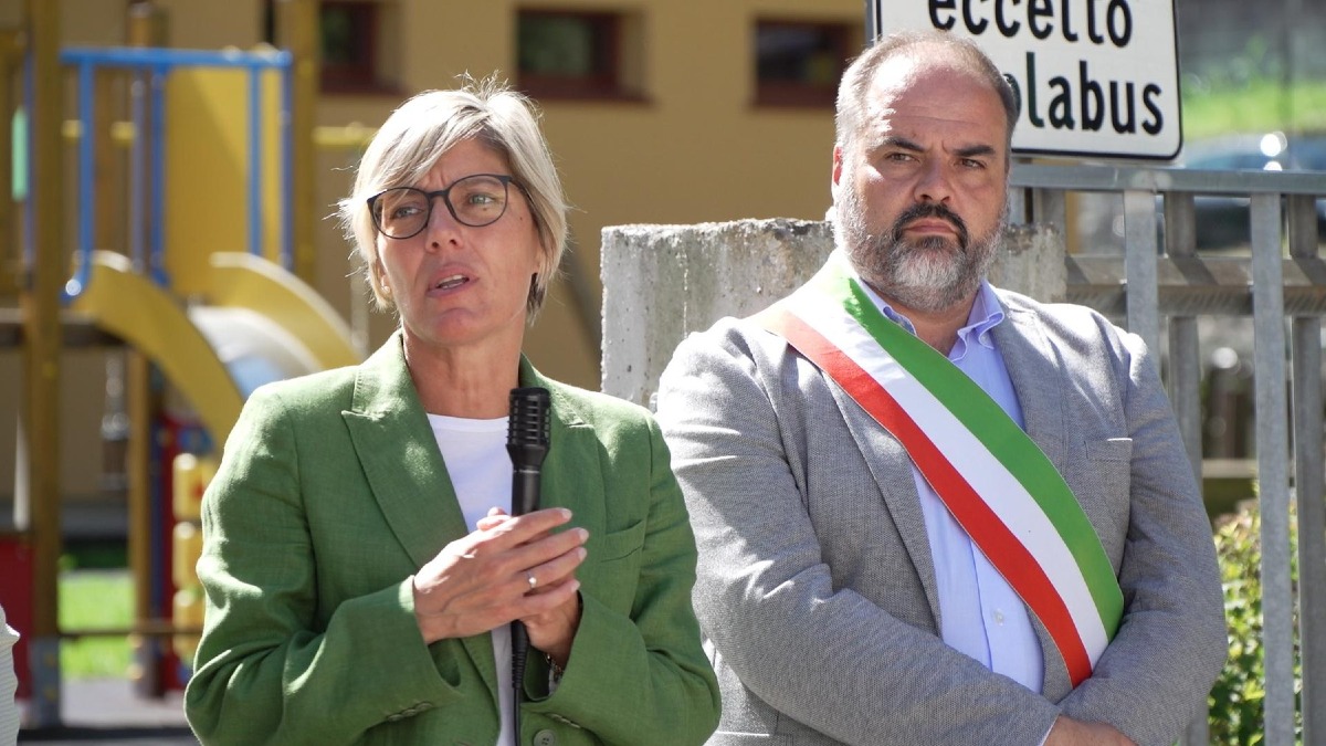 Pontebba ricorda il terremoto del 1976: inaugurate una scultura e un murale all’asilo