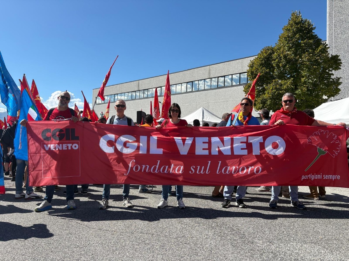 Electrolux, 250 lavoratori dal Veneto alla protesta di Cerreto d’Esi contro tagli ed