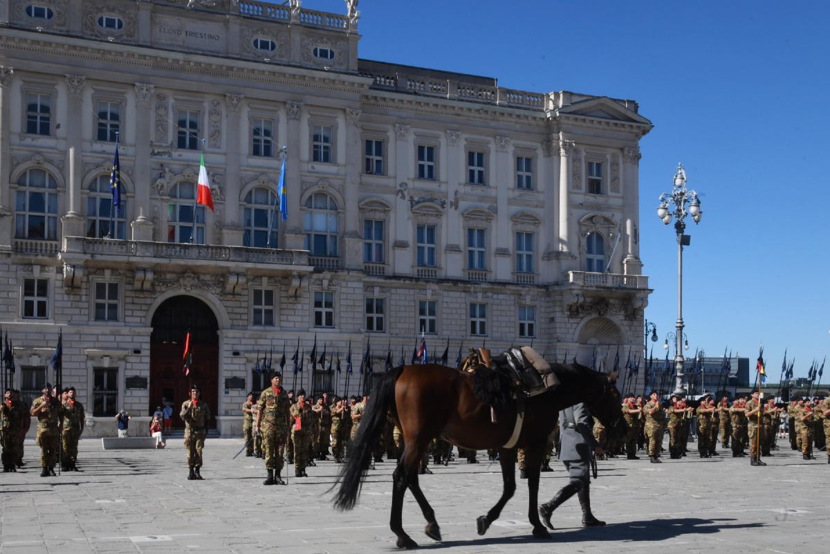 Trieste, 70 anni del Piemonte Cavalleria: in piazza Unità la cerimonia con Roberti
