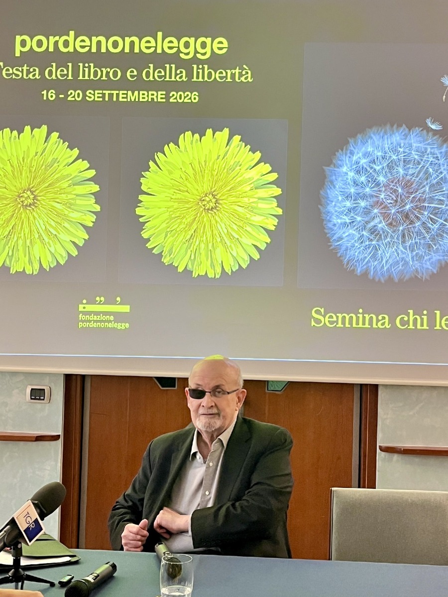 Salman Rushdie apre pordenonelegge 2026: stasera al Verdi, domani a New York il film Knife