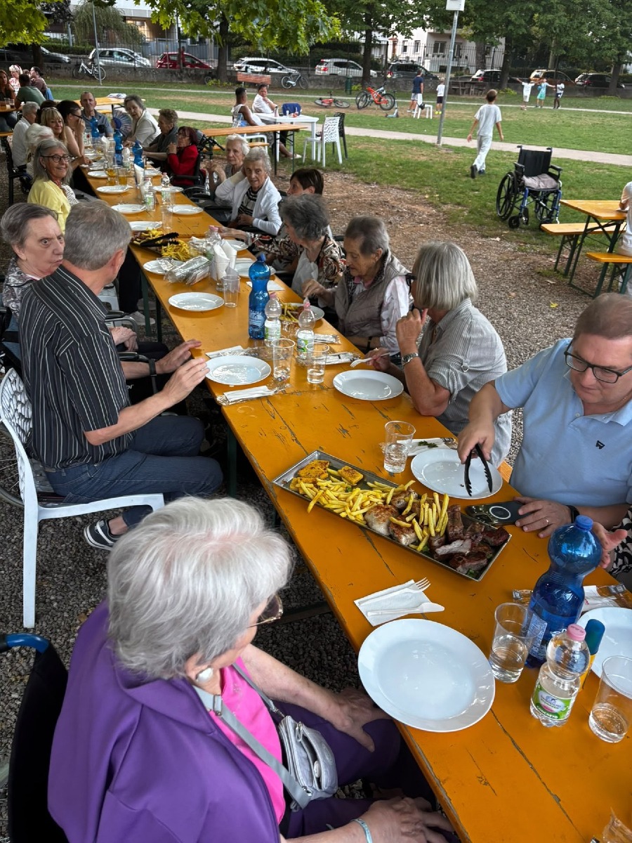 Grigliata nel parco di viale Vat per gli ospiti della RSA Caris di Udine