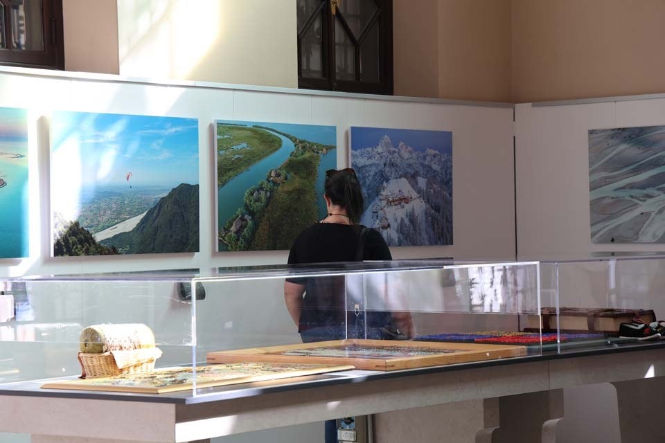 Udine, alla Galleria Modotti la mostra sugli equilibri del Friuli Venezia Giulia
