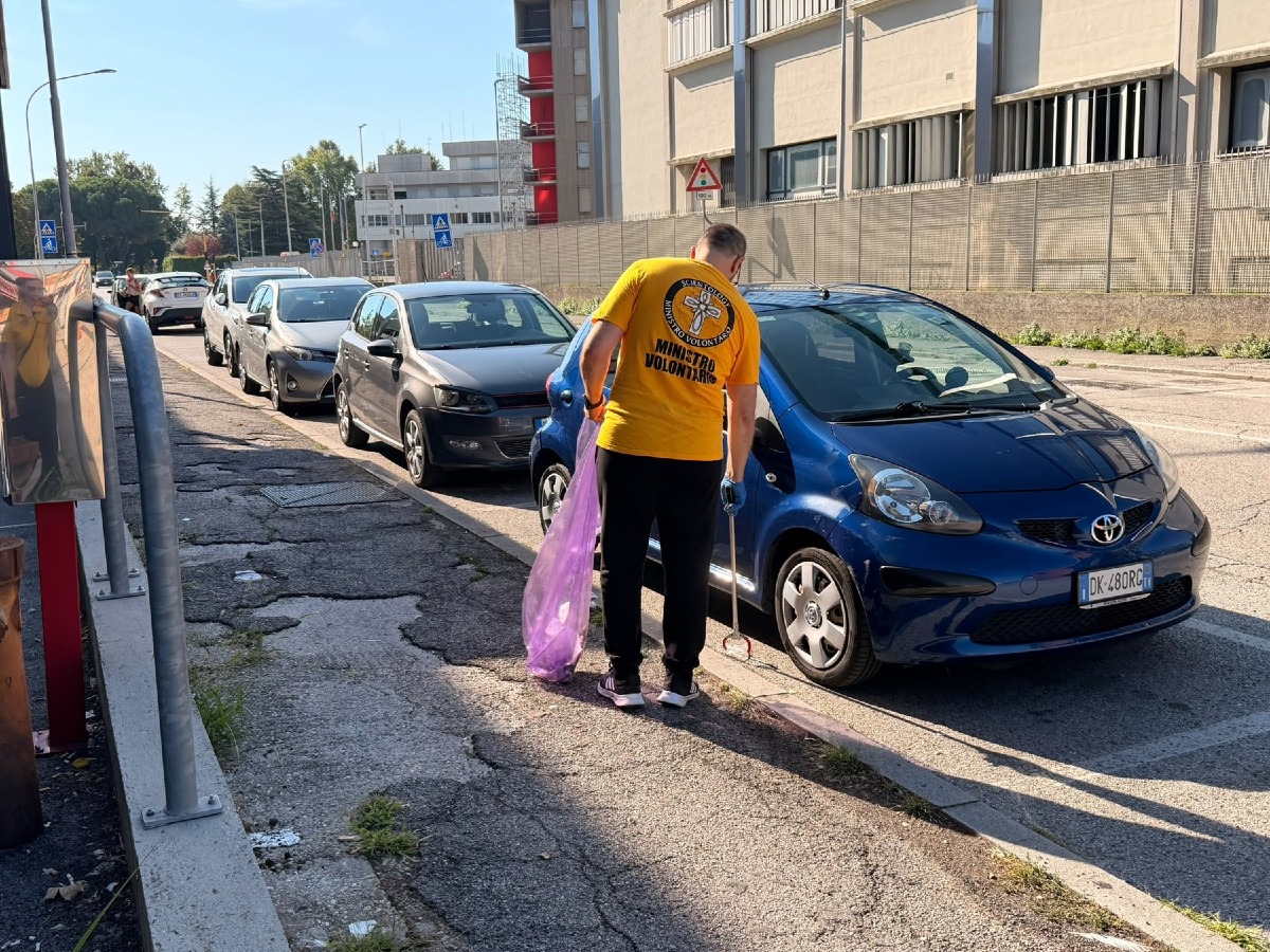 Padova, raccolta rifiuti in zona Stanga: volontari in campo tra via Venezia e via Donà