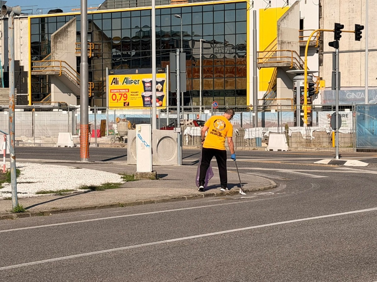 Padova, raccolta rifiuti in zona Stanga: volontari in campo tra via Venezia e via Donà