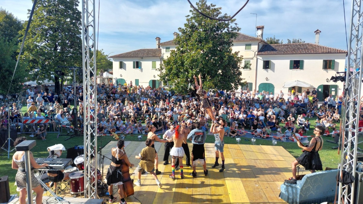 Vascon, 20mila persone per Co i Piè Descalsi 2026: 70 artisti da cinque continenti