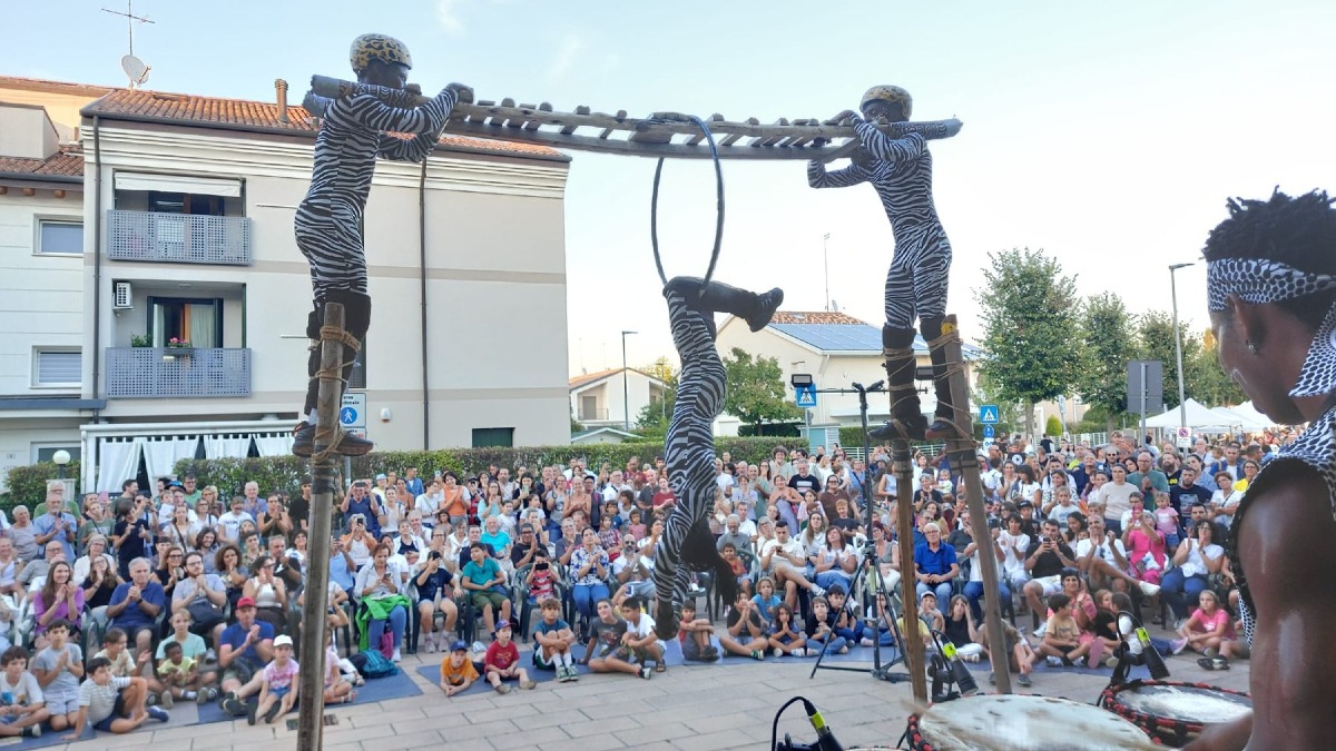 Vascon, 20mila persone per Co i Piè Descalsi 2026: 70 artisti da cinque continenti