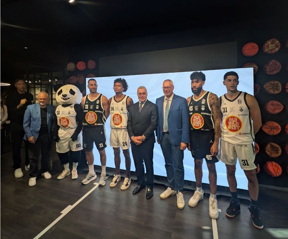 Apu Udine presenta la nuova maglia: c’è l’Agnul dal Friûl, simbolo della città