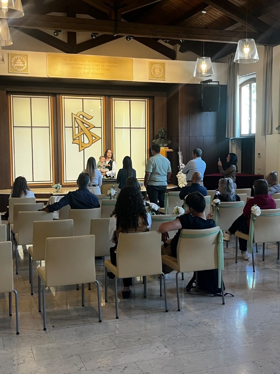 Mattia James accolto nella Chiesa di Scientology di Padova con la cerimonia del nome
