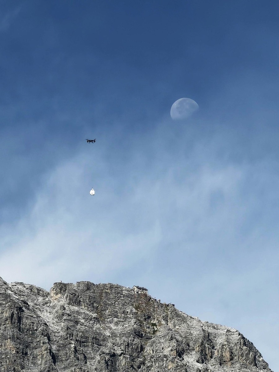 Rifugi dell’Alto Adige riforniti con i droni: 189 voli e 8,5 tonnellate trasportate