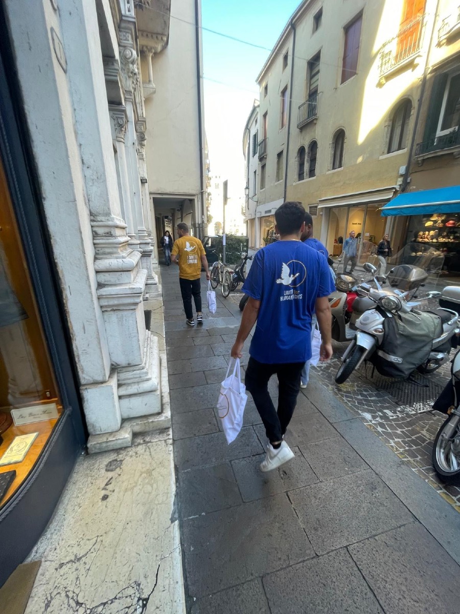 Padova, i volontari distribuiscono opuscoli sui diritti umani nel centro città
