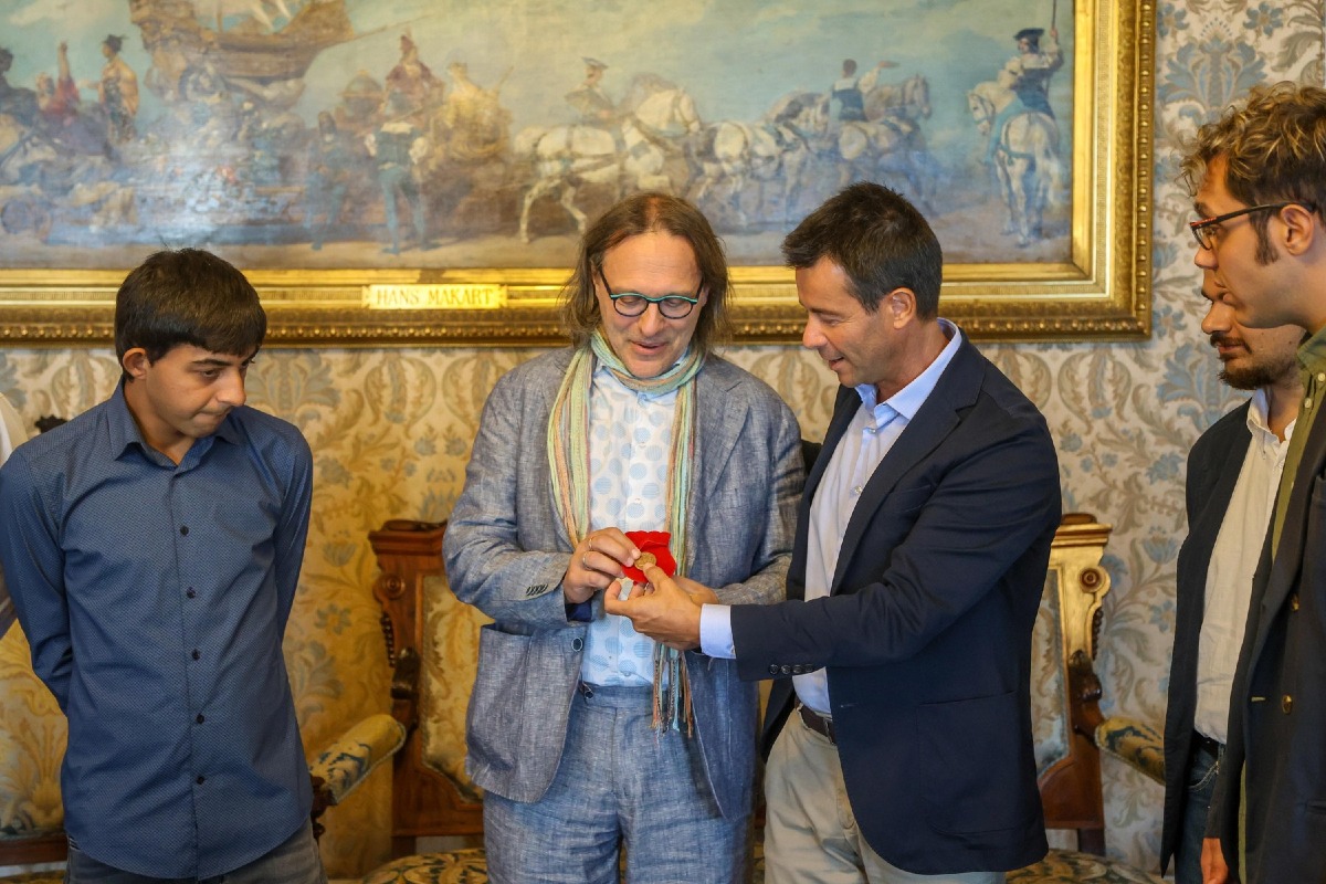 Medaglia del Comune a Marco Tortul e a Oltre quella Sedia per il verde di Trieste