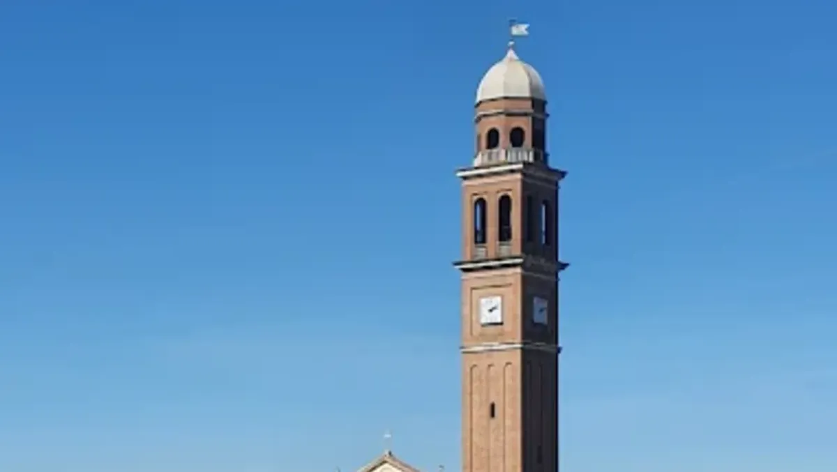 Forzano l’ingresso e salgono sul campanile: notte di follia per due giovanissimi