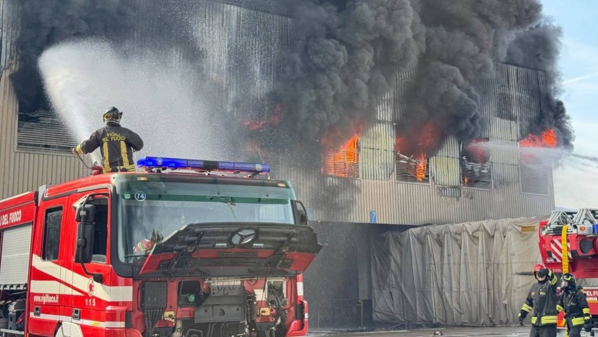 Incendio alla Deroma, fumo fino a Vicenza: il Comune invita a chiudere porte e finestre - 