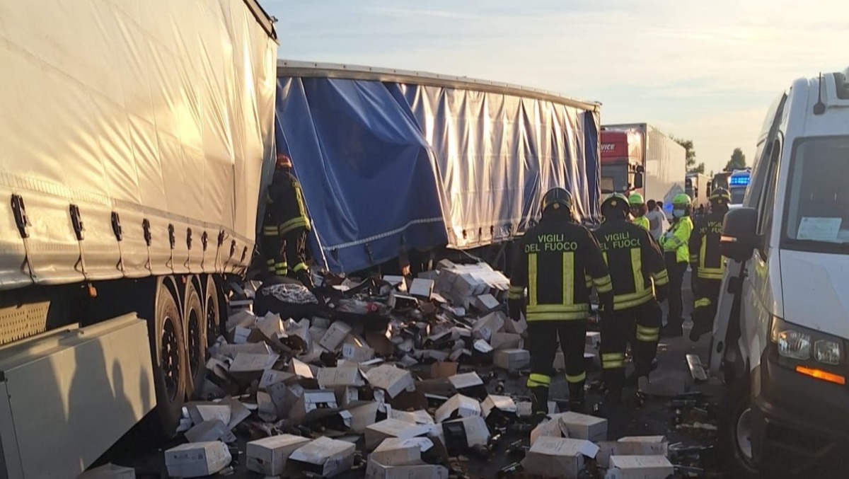 Tragedia in A4, tamponamento tra 3 mezzi pesanti: un morto - 