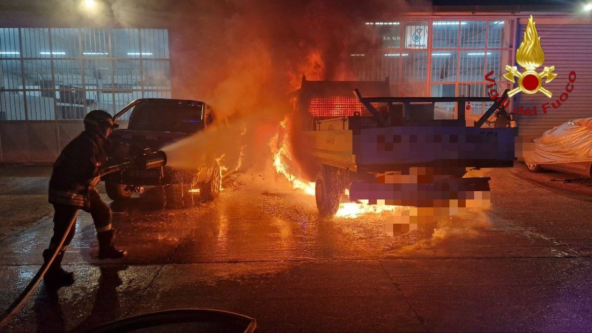 Furgone in fiamme a Montebelluna: i pompieri salvano la vicina struttura  - 