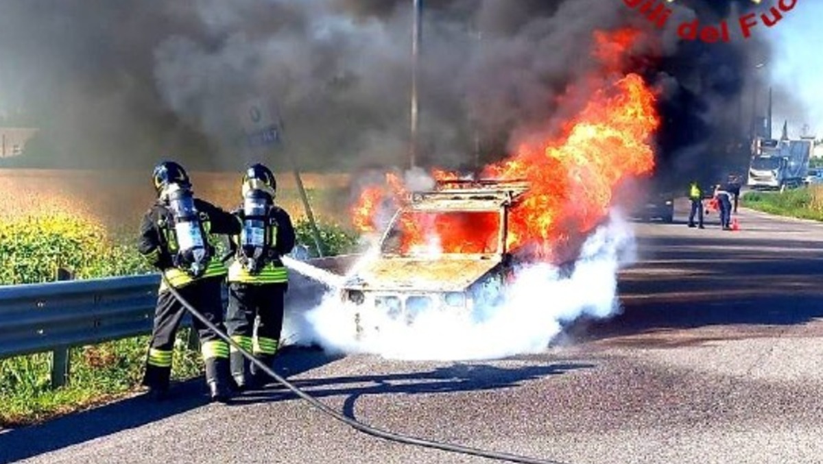 Auto in fiamme a San Biagio di Callalta: conducente esce appena in tempo - 