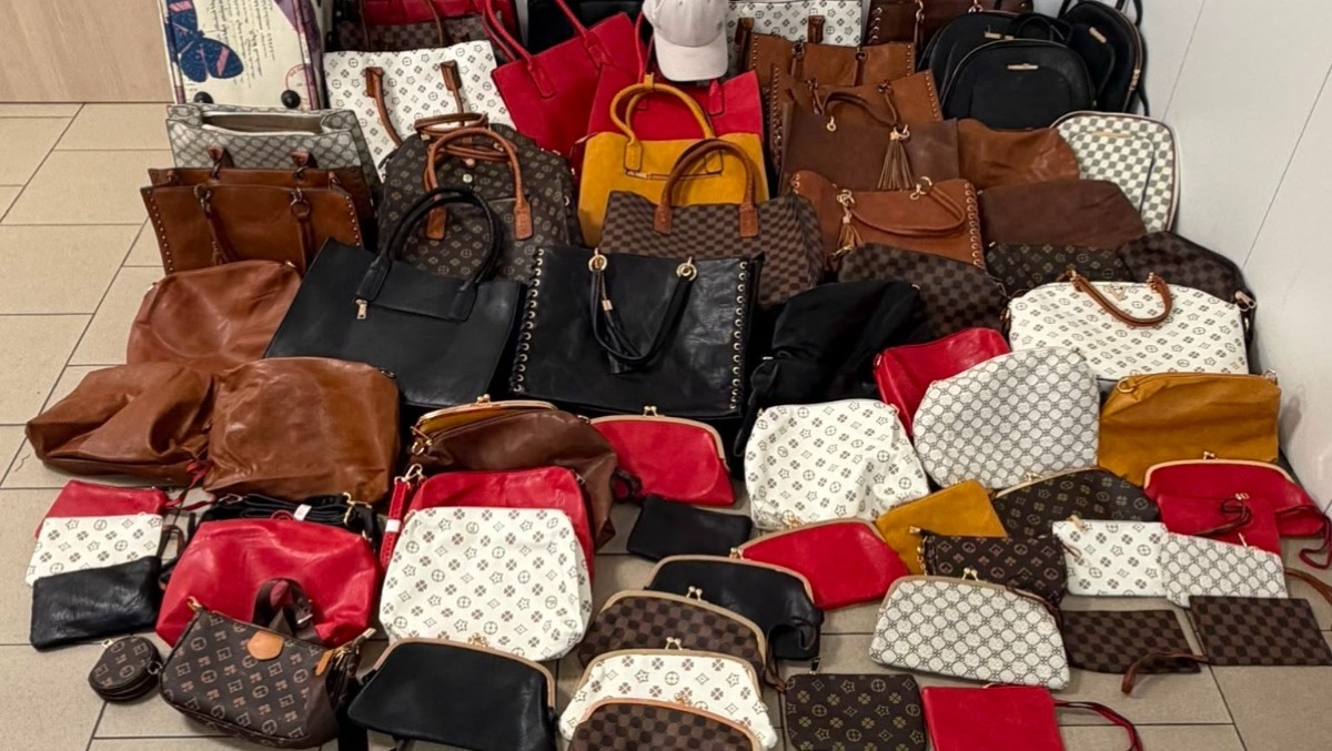 Tenta la fuga e travolge gli agenti: sequestrate 73 borse, nei guai venditore abusivo - 