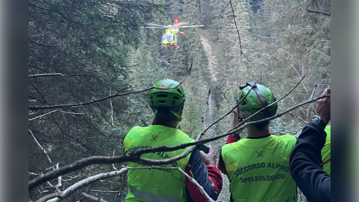 Disperso da ieri, ritrovato ferito vicino a una malga: recuperato in elicottero - 