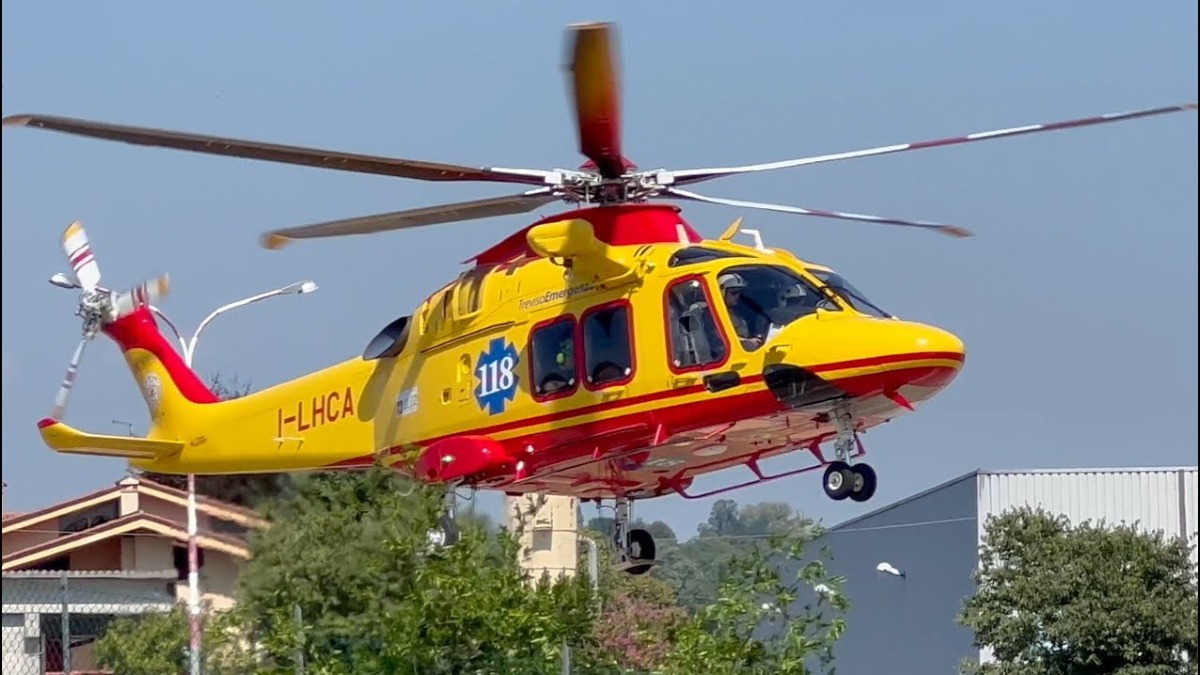 Cade dal tetto mentre sistema un condizionatore: grave un operaio di 57 anni - 