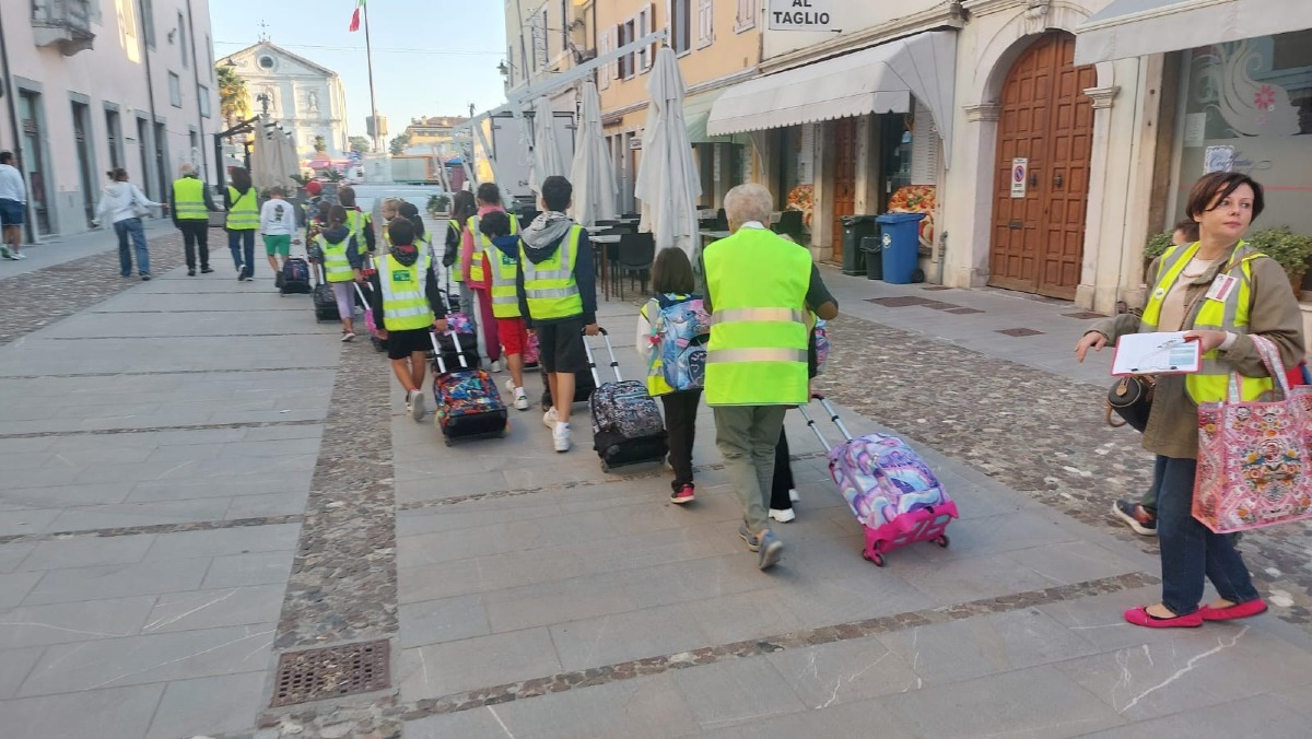 Palmanova, riparte il Pedibus 2026: 30 bambini iscritti e 18 volontari - 