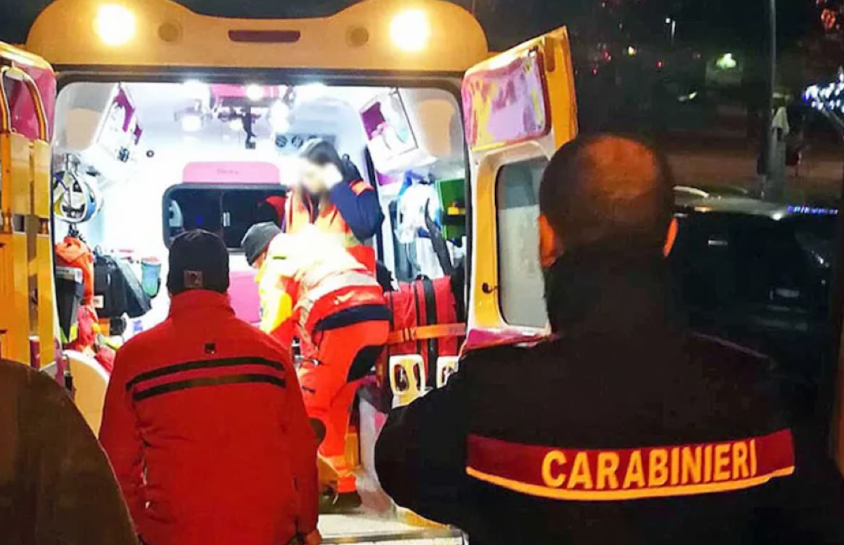 Lite degenera alla stazione: colpito alla testa con un bastone, cade a terra privo di sensi - 