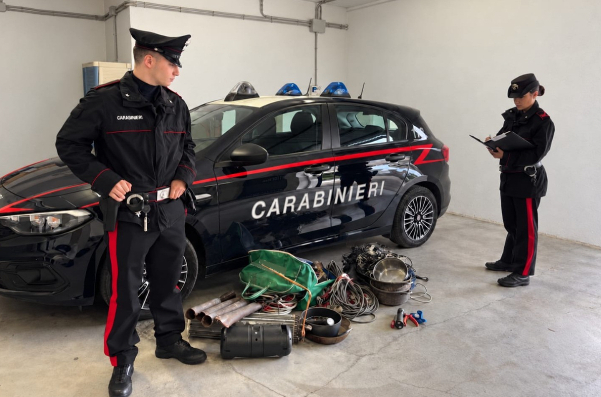 Lo fermano sulla Pontebbana: in auto spranghe, attrezzi da scasso e materiale sospetto - 